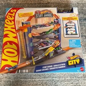 Mattel 2023 Hot Wheels City Stunt Garage Holds 20 Cars New